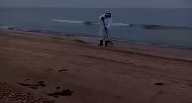 Beach cleaning from fuel oil. December 22, 2025. Video screenshot: https://t.me/shtab_delfin/1670