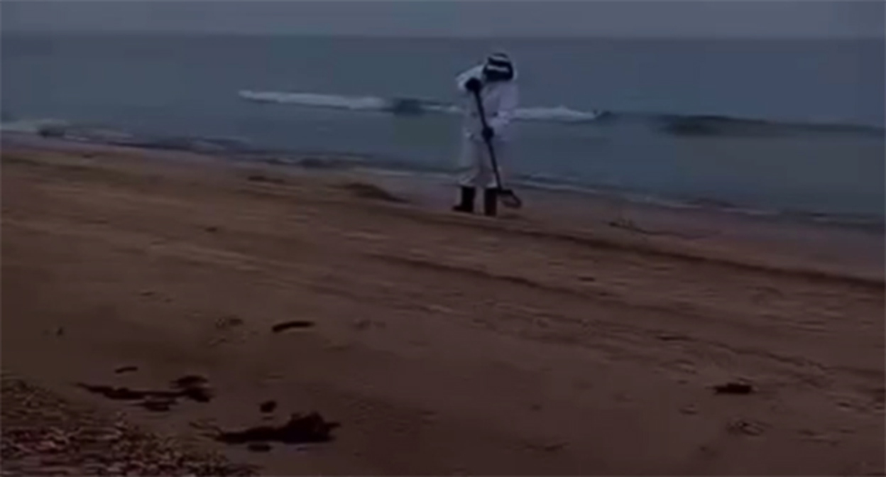 Beach cleaning from fuel oil. December 22, 2025. Video screenshot: https://t.me/shtab_delfin/1670