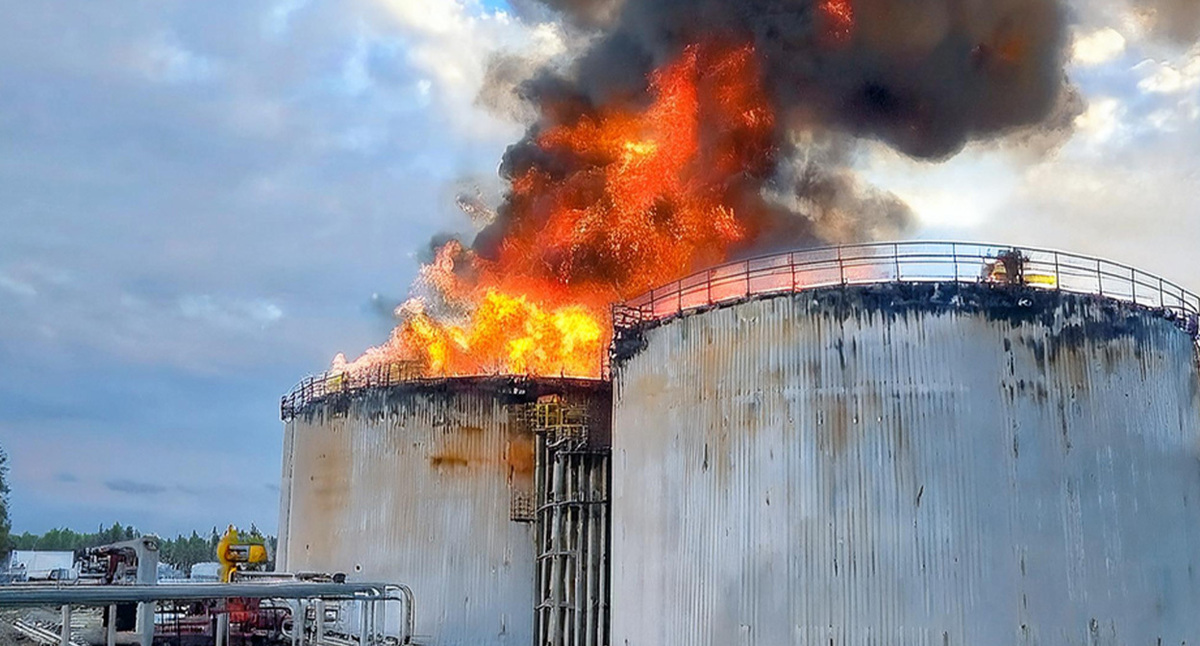 Fire at an oil depot. Illustration created by the "Caucasian Knot" using AI in the Copilot program.