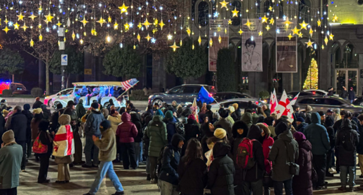 Protesters outside the Georgian parliament on the 393rd day of protests. Screenshot from a Publica photo from December 25, 2025, https://www.facebook.com/photo?fbid=1638689560863921&set=a.715406393192247 (Meta, the company that owns the social network, is banned in Russia).
