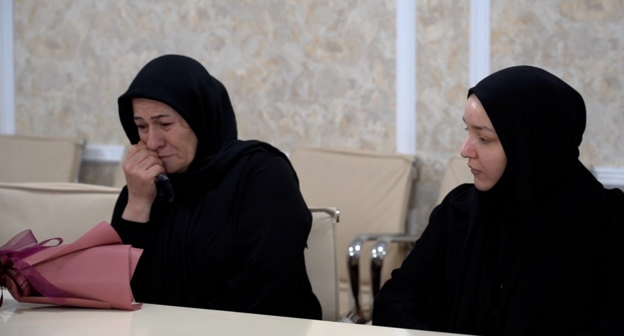 Akhmed Abdulmanapov's mother and widow. Photo: Khasavyurt administration https://xacavurt.ru/news/15443-korgoli-korgoliev-peredal-medal-za-otvagu-seme-pogibshego-uchastnika-svo-ahmeda-abdulmanapova.html