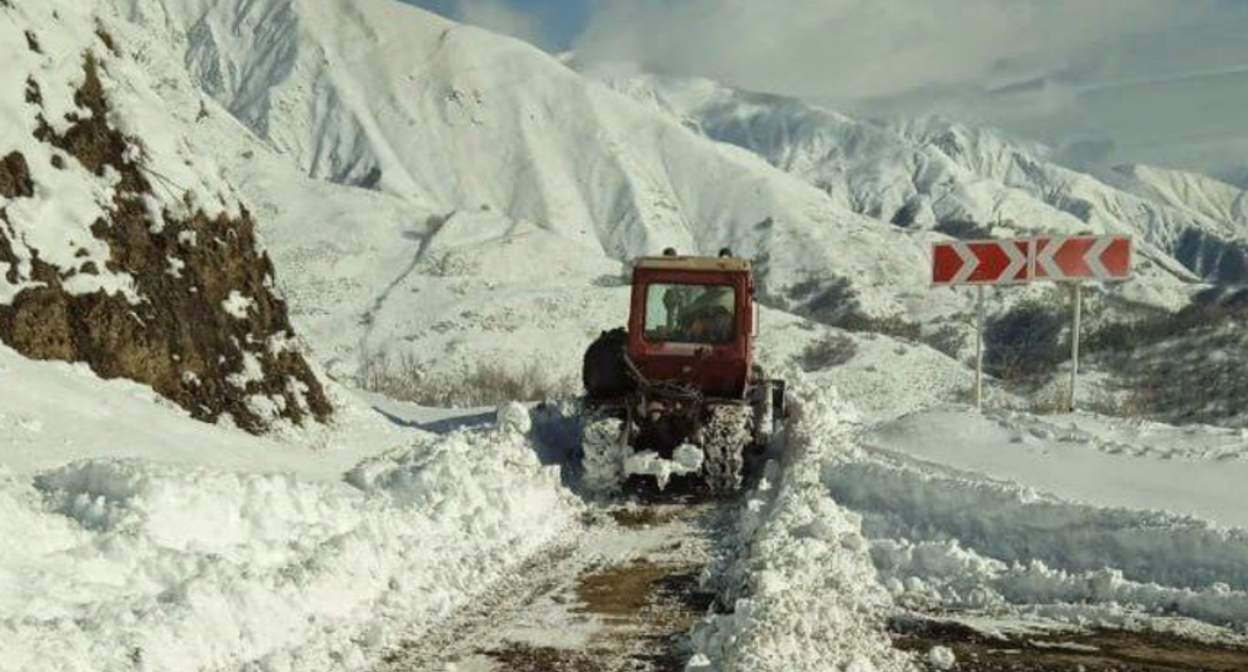 Road clearing. Screenshot from the Dagestan Ministry of Transport's Telegram channel, December 30, 2025, https://t.me/mintransRD/10963.