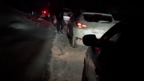After heavy snowfall, dozens of people were trapped on a federal road near the village of Shauri. TG-Channel/https://t.me/chernovik_new/6528?single