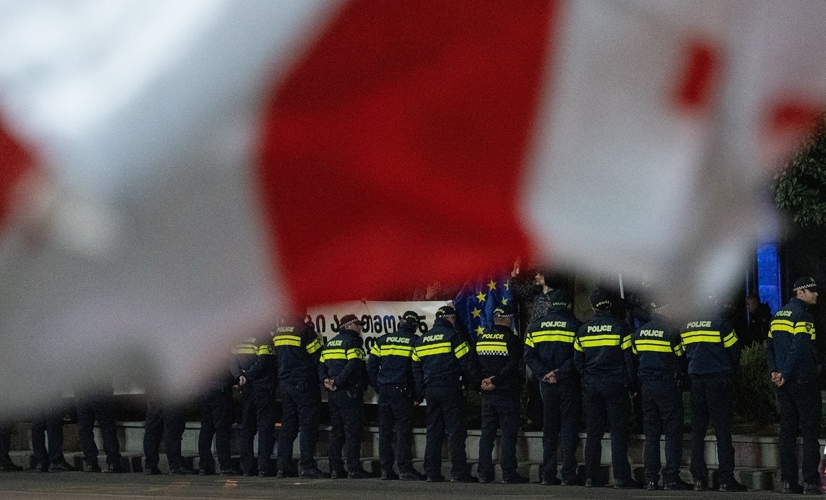 Police officers on Rustaveli Avenue, November 7, 2025. Photo: Mindia Gabadze / Publika