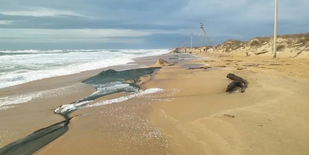 The remains of a protective embankment on the Bugayskaya Spit. Screenshot from the Telegram channel "Network, Sieve, Shovel" from January 3, 2026, https://t.me/setisitolopata/2205.