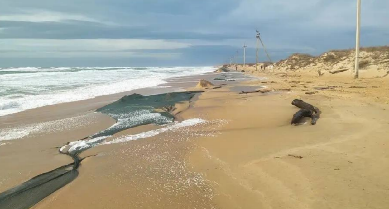 The remains of a protective embankment on the Bugayskaya Spit. Screenshot from the Telegram channel "Network, Sieve, Shovel" from January 3, 2026, https://t.me/setisitolopata/2205.