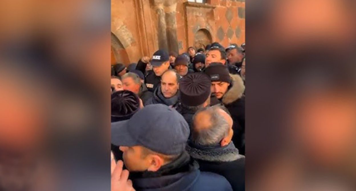 Police blocked the entrance to the Surb Astvatsatsin Church in Talin. January 6, 2026. Screenshot from video https://www.golosarmenii.am/
