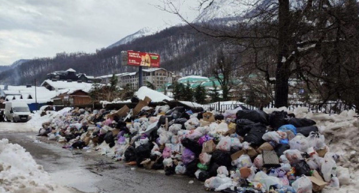 Piles of trash near containers in Krasnaya Polyana. Screenshot from a post on the Sochi No. 1 Telegram channel.