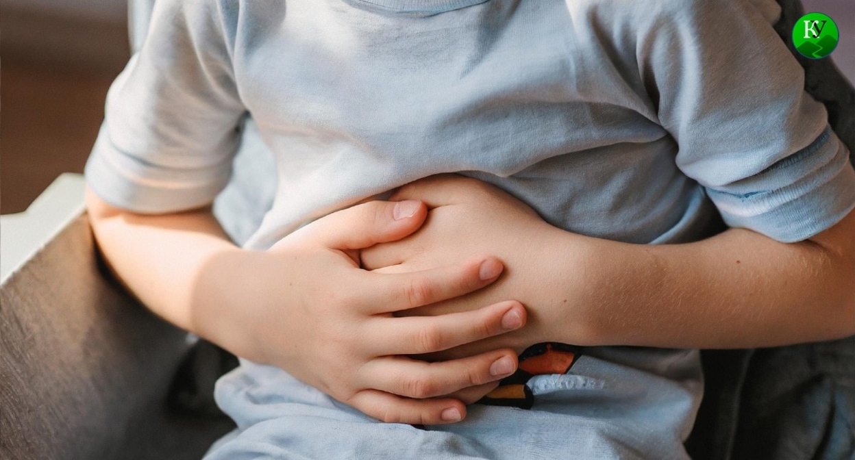 A child clutching his stomach. This illustration was created by the "Caucasian Knot" using AI in Photoshop.