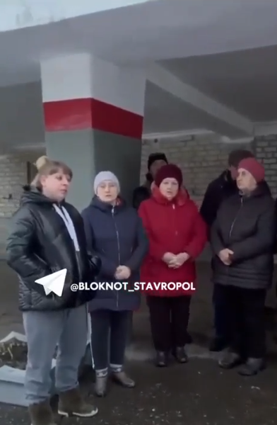Residents of a Stavropol village demanded that the head of the territorial department be replaced. Video still from https://vkvideo.ru/video-58956239_456249643?t=47s