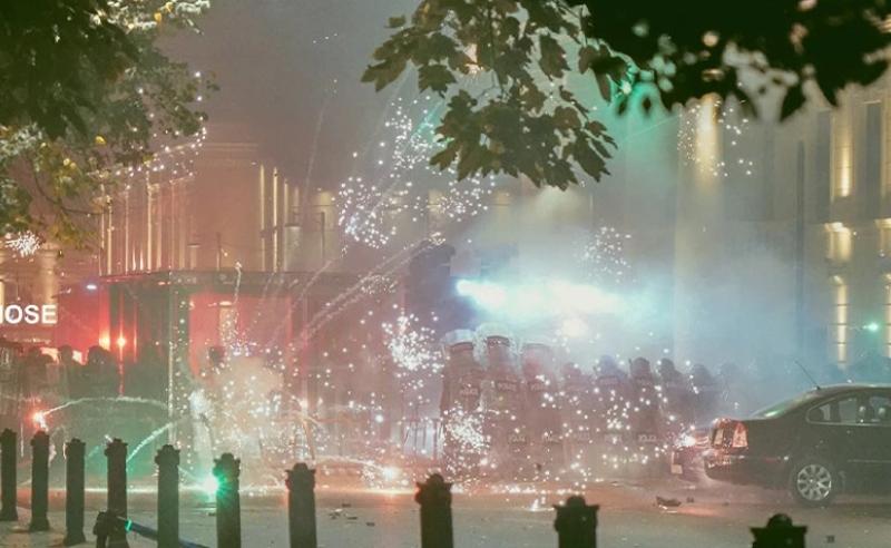 Photos of unrest in Tbilisi during a protest on the day of the municipal elections on October 4. TV company Pirveli / https://tvpirveli.ge/ka/siaxleebi/sazogadoeba/119066-sasakhlis-gobis-saqme-mosamartle-tamar-mchedlishvilma-braldebulebi-patimrobashi