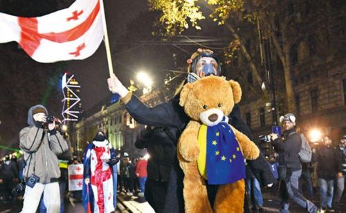 Nina Sander at a protest in Tbilisi. Pirveli TV / https://tvpirveli.ge/ka/siaxleebi/sazogadoeba/119033-tsikheshi-gashishvlebas-mtkhovdnen-nana-sanderi-shimshilobis-datskebas-aano Nina Sander at a protest in Tbilisi. Pirveli TV / https://tvpirveli.ge/ka/siaxleebi/sazogadoeba/119033-tsikheshi-gashishvlebas-mtkhovdnen-nana-sanderi-shimshilobis-datskebas-aano