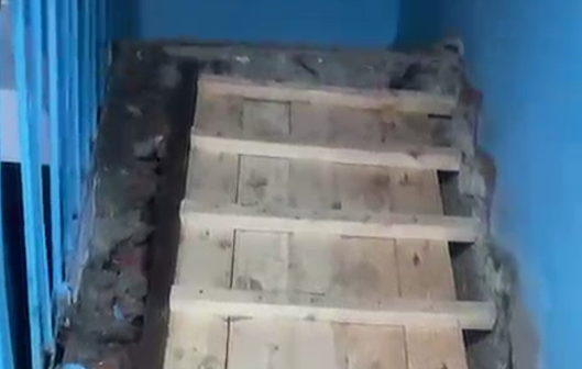 A temporary staircase in Kizlyar. Still from a video by the State Housing Inspectorate of Dagestan from January 10, 2026, https://t.me/daggjird/10256.