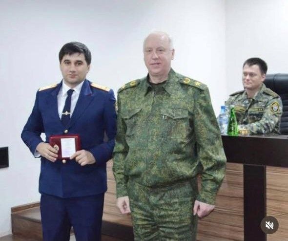 A shot of the awarding of the former head of the Buinaksky district, Ullubiy Khanmurzaev, to Bastrykin. Photo: Shamil Khadulaev / Telegram channel