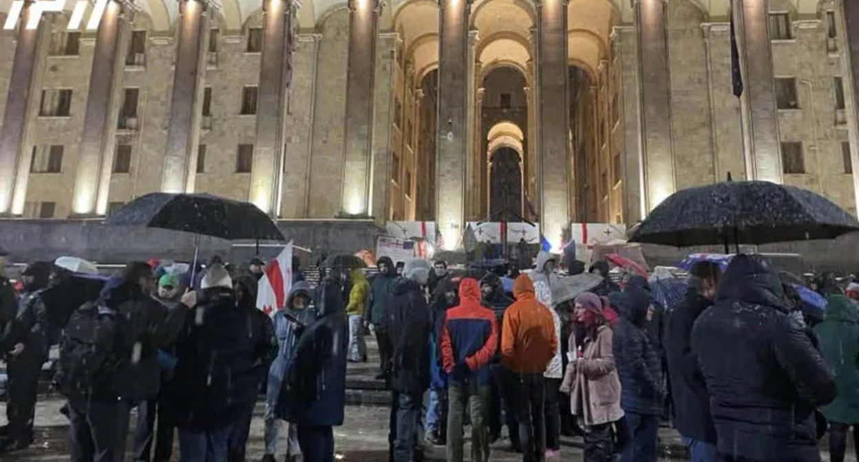 A still from the protest outside the Georgian Parliament for the 418th day in a row. Photo: Interpressnews / https://www.interpressnews.ge/ka/article/859766-parlamenttan-saprotesto-akcia-mimdinareobs