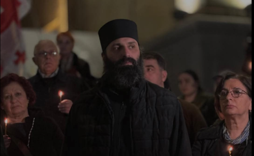 Frame: Father Ilia Toloraya, the authorities must apologize Still of Father Ilia Toloraya at a rally in Tbilisi. Photo: TV Pirveli / https://tvpirveli.ge/ka/siaxleebi/sazogadoeba/119492-shetskaleba-ki-ara-tsesit-bodishi-unda-moukhadon-sindisis-patimrebs-mama-ilia