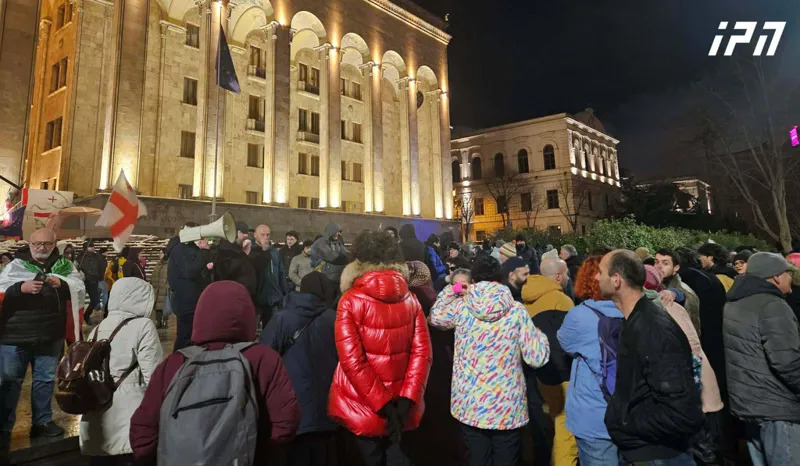 Supporters of European integration gathered on Rustaveli Avenue near the Georgian Parliament for the 419th day in a row. January 20, 2026. Interpressnews/https://www.interpressnews.ge/ka/article/859861-parlamenttan-saprotesto-akcia-mimdinareobs