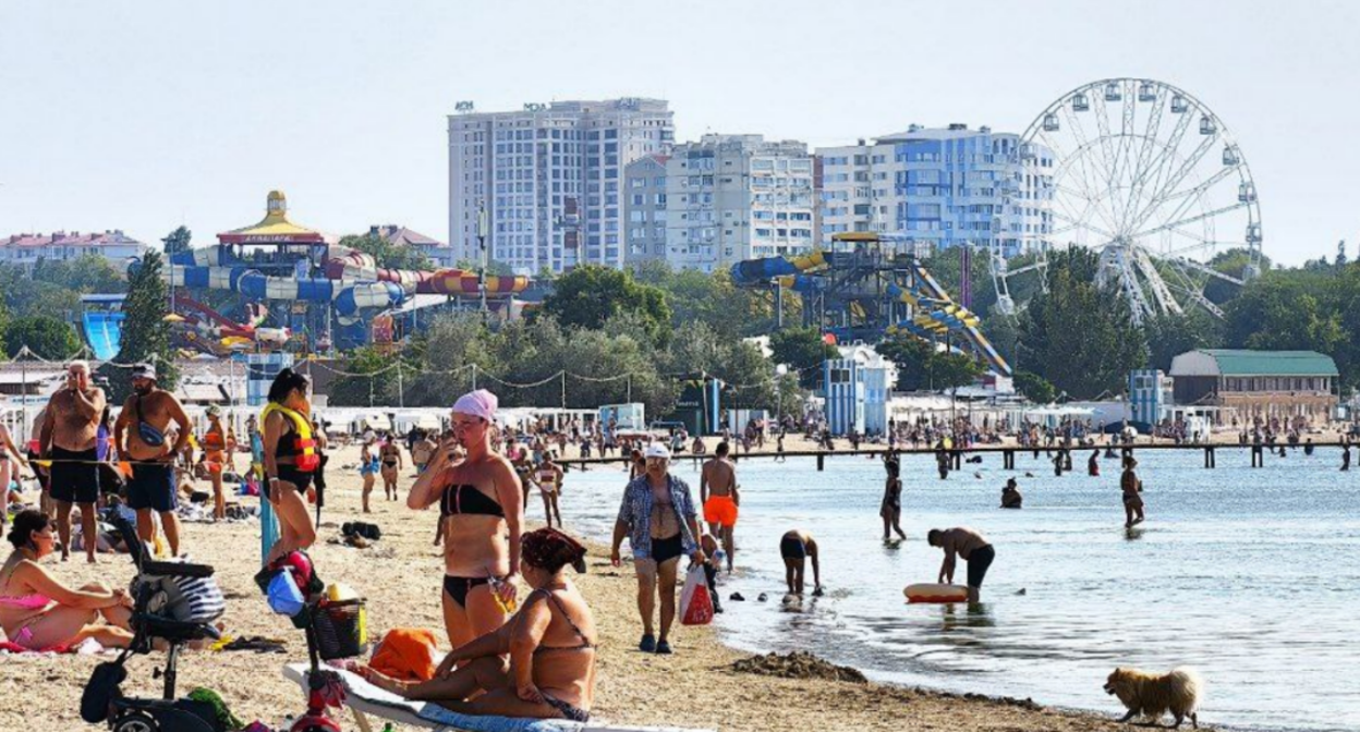 Tourists on the beach in Anapa. Screenshot from the "Makovozovy" Telegram channel, August 28, 2025, https://t.me/makovozovy/43587.