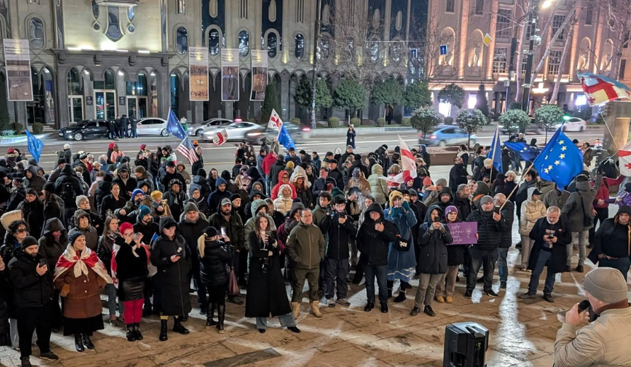 Protesters at the Georgian Parliament. Screenshot of a photo by Mtavari from January 25, 2026.