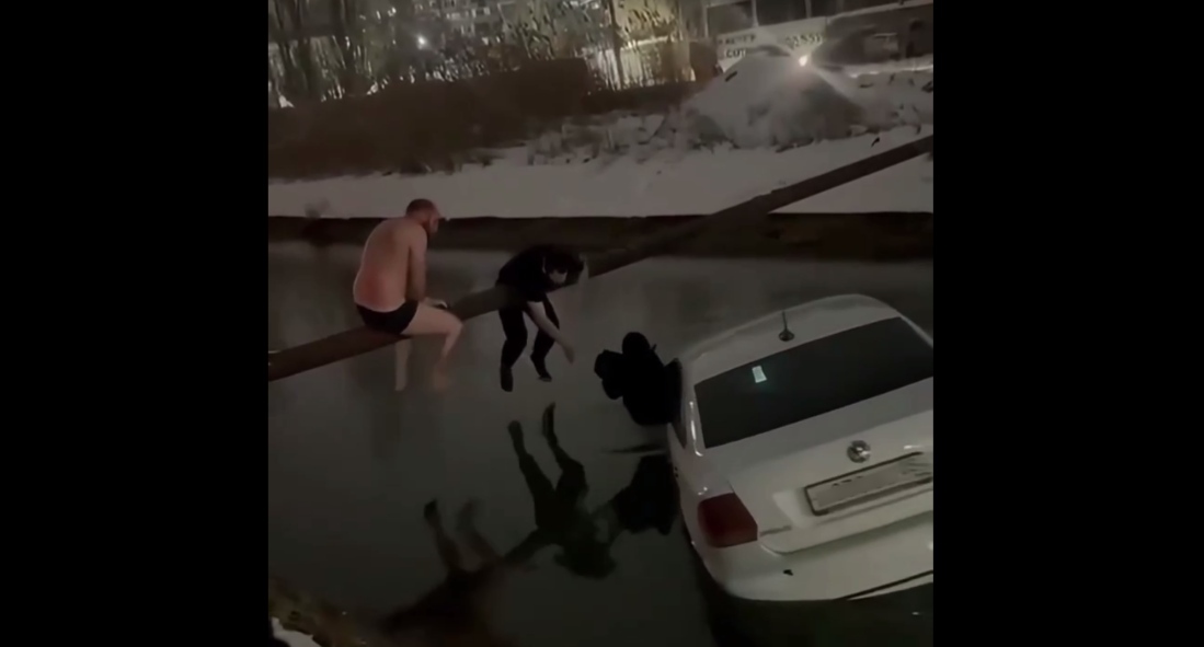 Passersby rescue a child from a car that fell into a canal. Makhachkala, January 24, 2026. Still from a video published on the Vesti Dagestan Telegram channel: https://t.me/dagvesti_05/4788