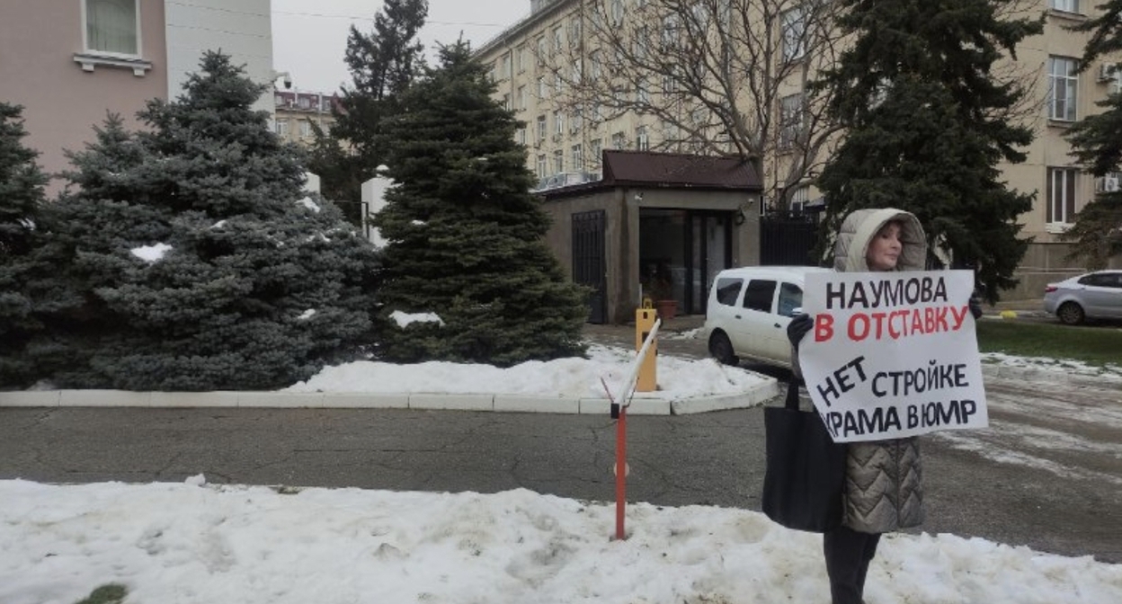 A solo picket calling for the resignation of Yevgeny Naumov. Photo: screenshot of a Krasnodar YMR publication / Telegram