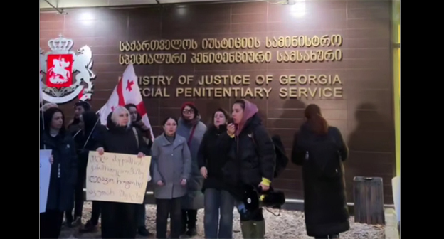 Participants in a protest near the building of the Special Penitentiary Service of Georgia in Tbilisi. January 27, 2026. Screenshot from video https://t.me/Tbilisi_life/44509