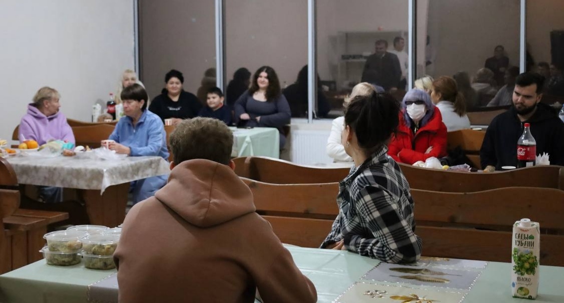 People at a temporary accommodation center in Novaya Adygeya. Photo from Asker Savva's Telegram channel https://t.me/savv_asker/7278