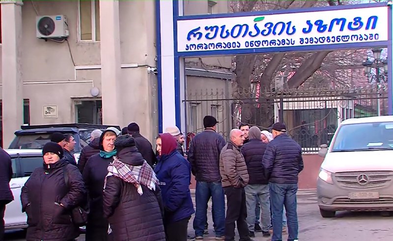 A still of Rustavi Azot employees in Georgia going on strike. January 28, 2026. Photo: TvPirveli / https://tvpirveli.ge/ka/siaxleebi/sazogadoeba/120133-gapitsva-rustavis-azotis-qarkhanashi-tanamshromlebi-khelpasebis-matebas-itk