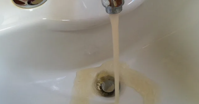 Dirty tap water. Photo screenshot from https://vodainfo24.ru/new/gryaznaya-voda-techet-iz-krana-prichinyi.