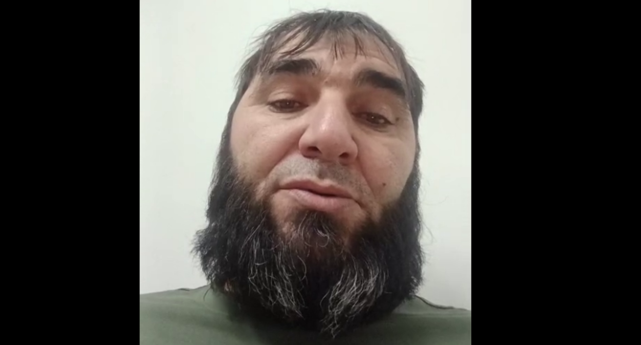 The father of a beaten soldier. Still from a video from Shamil Khadulaev's Telegram channel, January 31, 2026, https://t.me/KhadulaevShamil/14405.