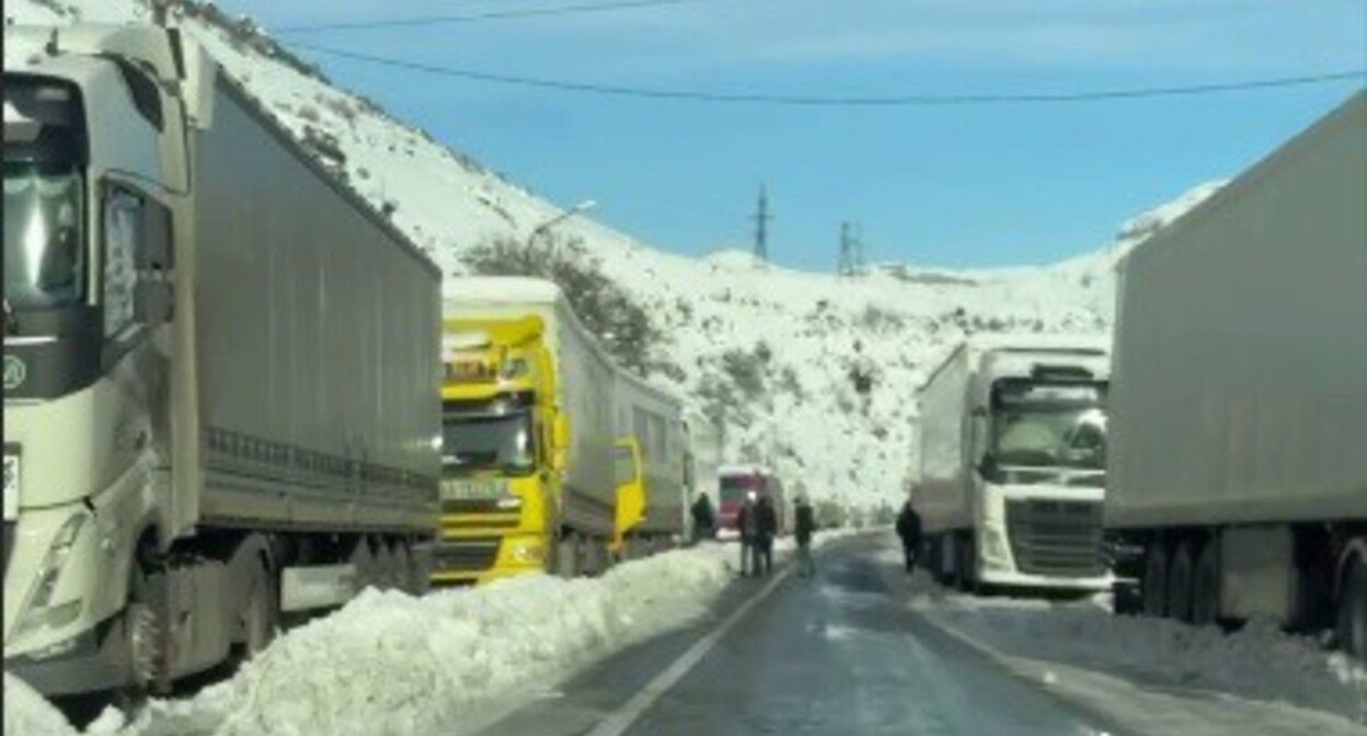 Trucks at Verkhniy Lars. Still from video https://t.me/kppverxniilars/8857