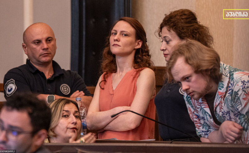 A still from Zinovkina and Gribul's court hearing in Tbilisi. Photo: Publika / https://publika.ge/sasamartlom-ar-daakmayofila-shuamdgomloba-saapelacioshi-zinovkina-gribulis-saqmis-tarjimnebis-dakitkhvaze/