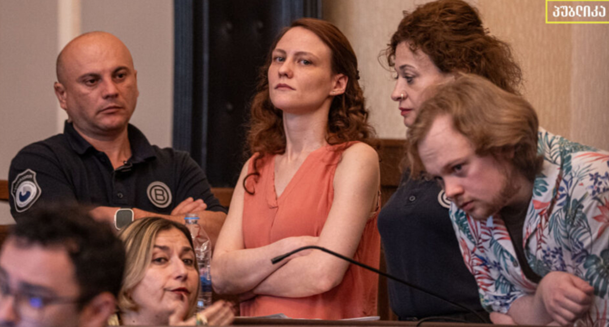 A still from Zinovkina and Gribul's court hearing in Tbilisi. Photo: Publika / https://publika.ge/sasamartlom-ar-daakmayofila-shuamdgomloba-saapelacioshi-zinovkina-gribulis-saqmis-tarjimnebis-dakitkhvaze/