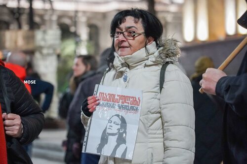A protester in Tbilisi holds a sign in support of Anastasia Zinovkina. Photo screenshot: MO SE / Facebook.