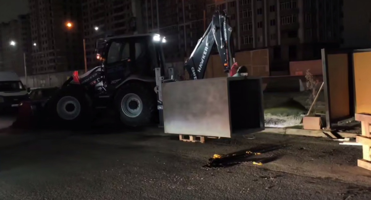 Installation of a trash container. Still from a video by the Kaspiysk administration: https://t.me/admkasp