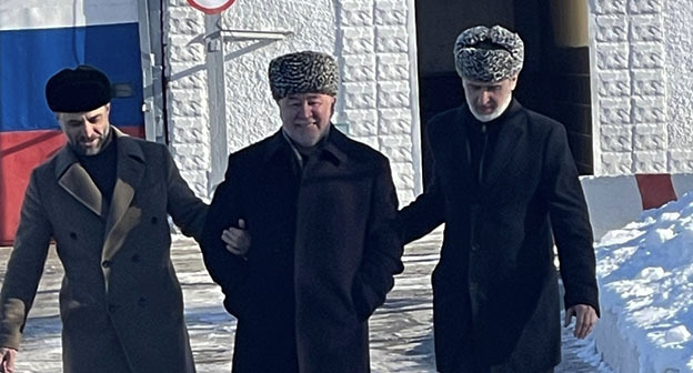 Malsag Uzhakhov (center) leaving the prison colony in Volzhsky. Screenshot from Hamarz Kostoy's Facebook post*