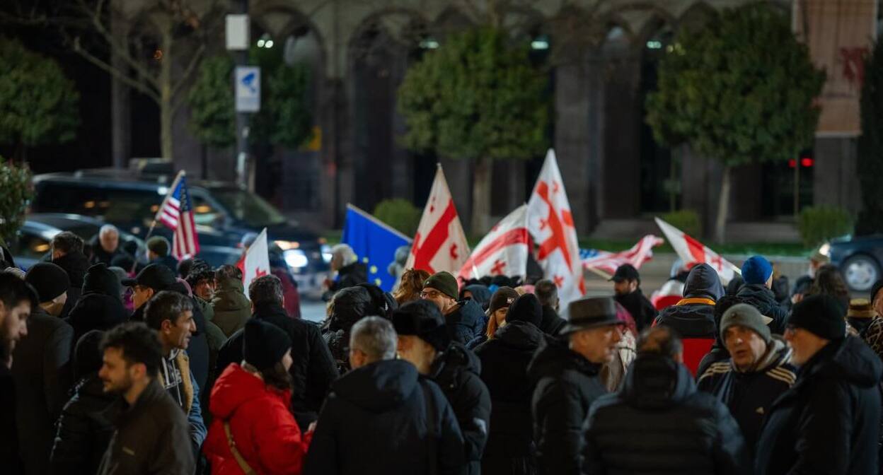 Protesters on Rustaveli Avenue. Photo: Nino Kikvadze / Publika
