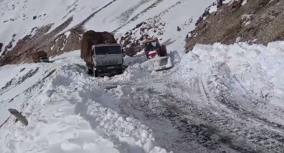 Clearing a road through a mountain pass. Gumbetovsky District, Dagestan, March 2026. Still from a video by the district administration https://t.me/Gumbet05/33837