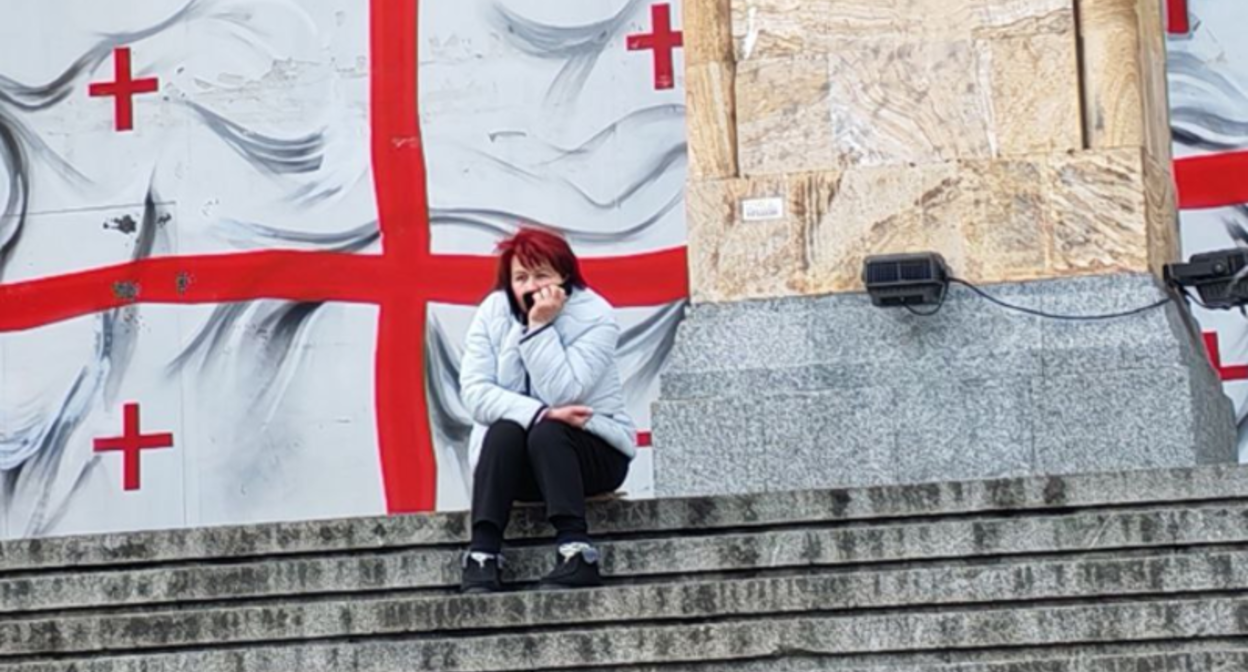 A still of civil activist Darejan Tskhvitaria outside the parliament building in Tbilisi. Photo: TV Pirveli / https://tvpirveli.ge/ka/siaxleebi/sazogadoeba/123178-darejan-tskhvitaria-piqrobs-rom-parlamenttan-karavi-gamiznulad-datsves