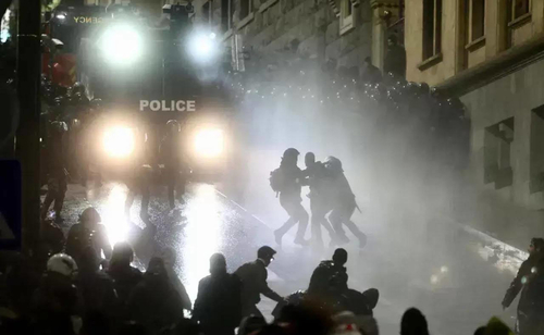 Screenshot of the dispersal of the rally in Tbilisi. Photo: TV Pirveli / https://tvpirveli.ge/ka/siaxleebi/politika/123211-daitskeba-tu-ara-haagashi-otsnebis-tsinaagmdeg-gamodzieba-iuristis-gamokhmaureba