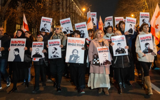 Participants in the march holding portraits of political prisoners. Screenshot from Publika photo from March 14, 2026, https://www.facebook.com/photo?fbid=1705536594179217&set=pb.100041686795244.-2207520000 (Meta, the company that owns the social network, is banned in Russia).