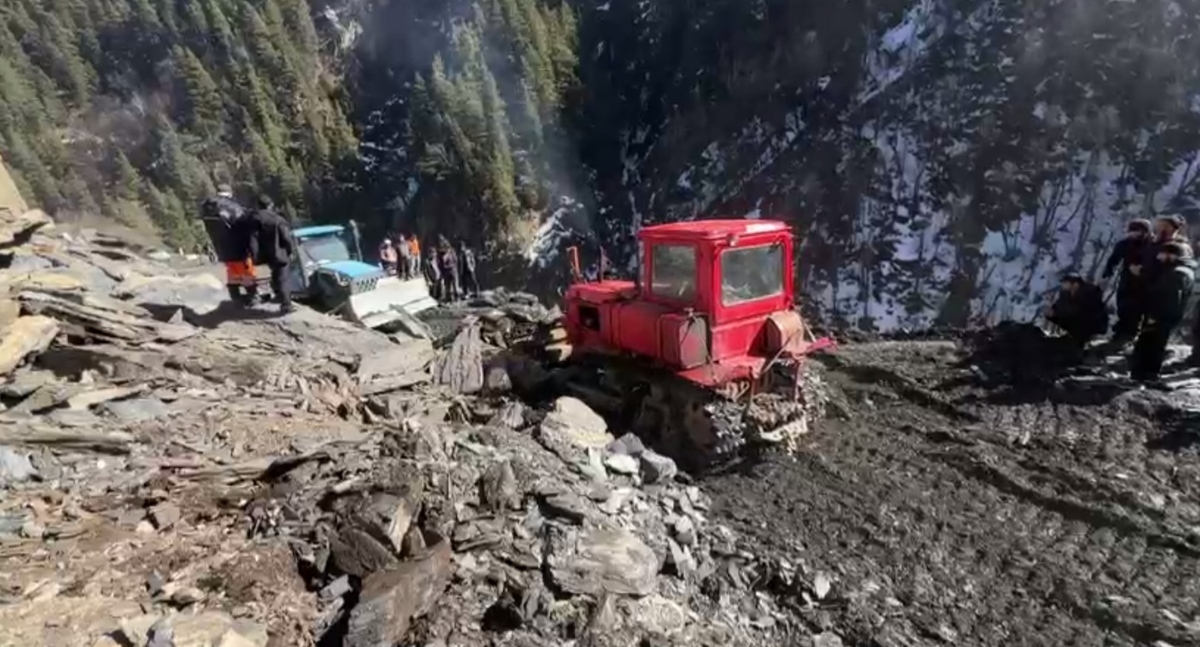 Clearing a road in the Tsuntinsky District after a rockfall. Video still from the Dagestanavtodor Telegram channel: https://t.me/dagavtodor/8580