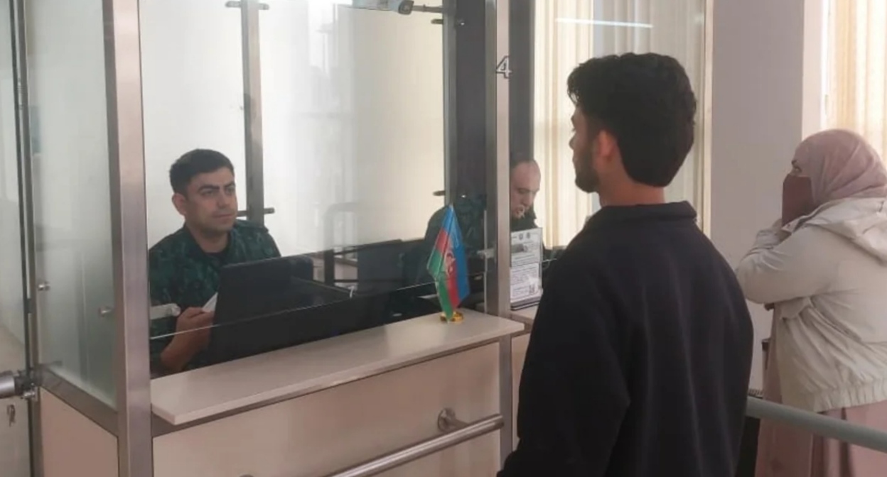 People at the border crossing from Iran to Azerbaijan. Photo: Report https://report.az/xarici-siyaset/irandan-azerbaycana-indiyedek-2-921-nefer-texliye-olunub People at the border crossing from Iran to Azerbaijan. Photo: Report https://report.az/xarici-siyaset/irandan-azerbaycana-indiyedek-2-921-nefer-texliye-olunub