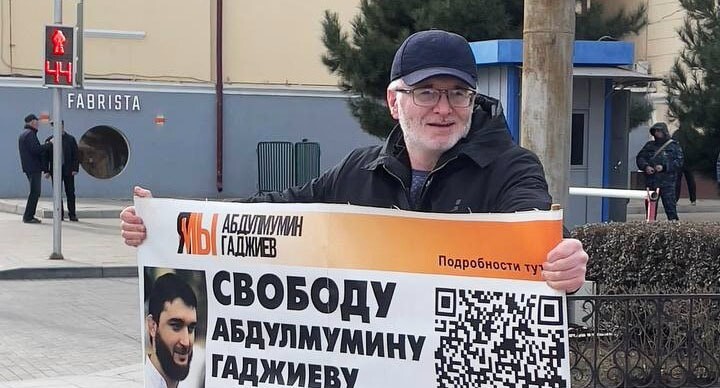 Magomed Magomedov at a solo picket. Photo: Telegram channel "Chernovik"