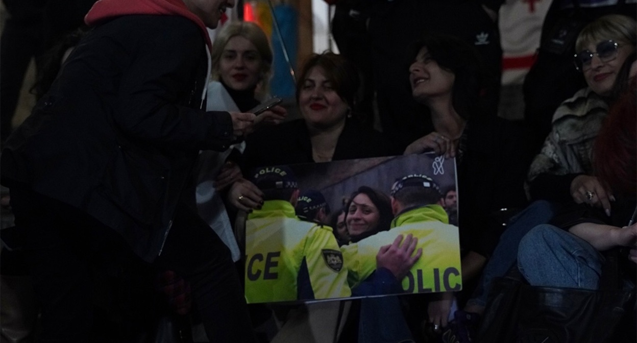 Protesters outside parliament hold a photo of Elene Khoshtaria. Photo: Khatia Kakhidze / Publika