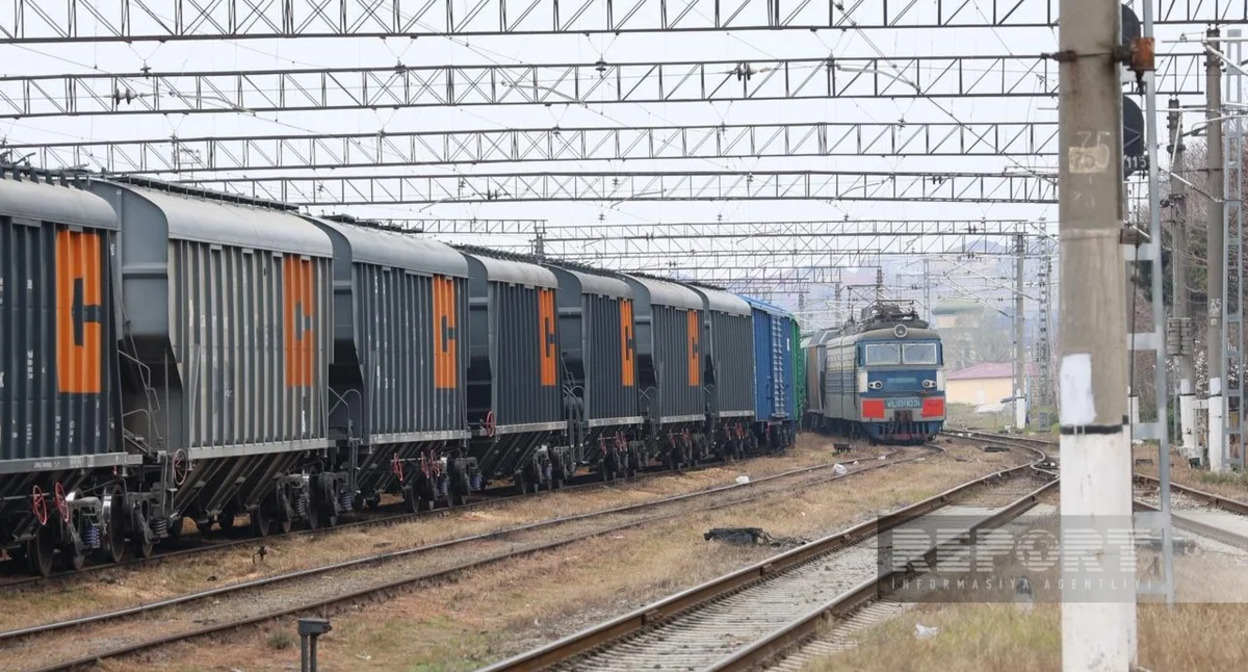 A train carrying wheat. Photo: Report https://report.az/ru/vneshnyaya-politika/v-armeniyu-tranzitom-cherez-azerbajdzhan-otpravyat-rossijskuyu-pshenicu