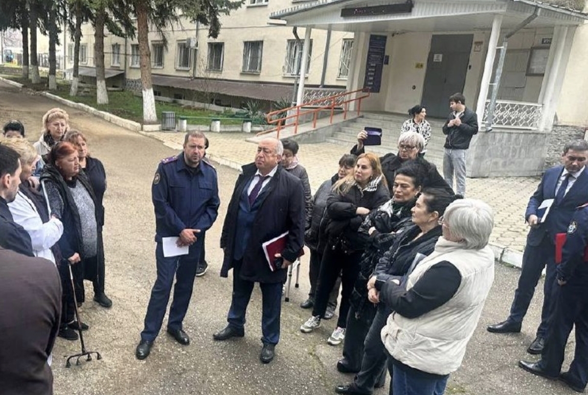 Andrei Fishman meets with dormitory residents in Nalchik. Photo: Investigative Committee of Kabardino-Balkaria / Telegram