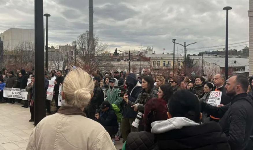 Protesters in Tbilisi. Screenshot from Interpressnews, March 28, 2026, https://www.interpressnews.ge/ka/article/865742-mtavrobis-administraciastan-diushenit-daavadebuli-bavshvebis-mxardamcheri-akcia-gaimarta Protesters in Tbilisi. Screenshot from Interpressnews, March 28, 2026, https://www.interpressnews.ge/ka/article/865742-mtavrobis-administraciastan-diushenit-daavadebuli-bavshvebis-mxardamcheri-akcia-gaimarta