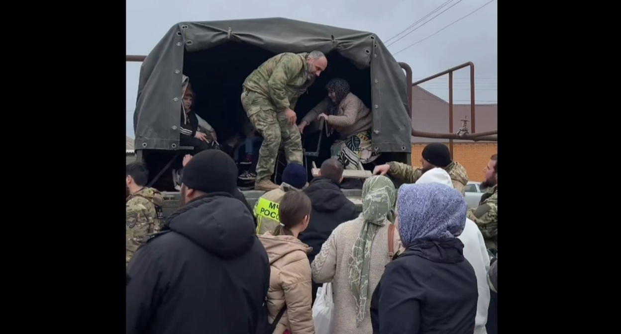 Evacuation of people in the village of Braguny. Video still from the Telegram channel of the head of the Gudermes district https://t.me/khamzatmagamadov/3490