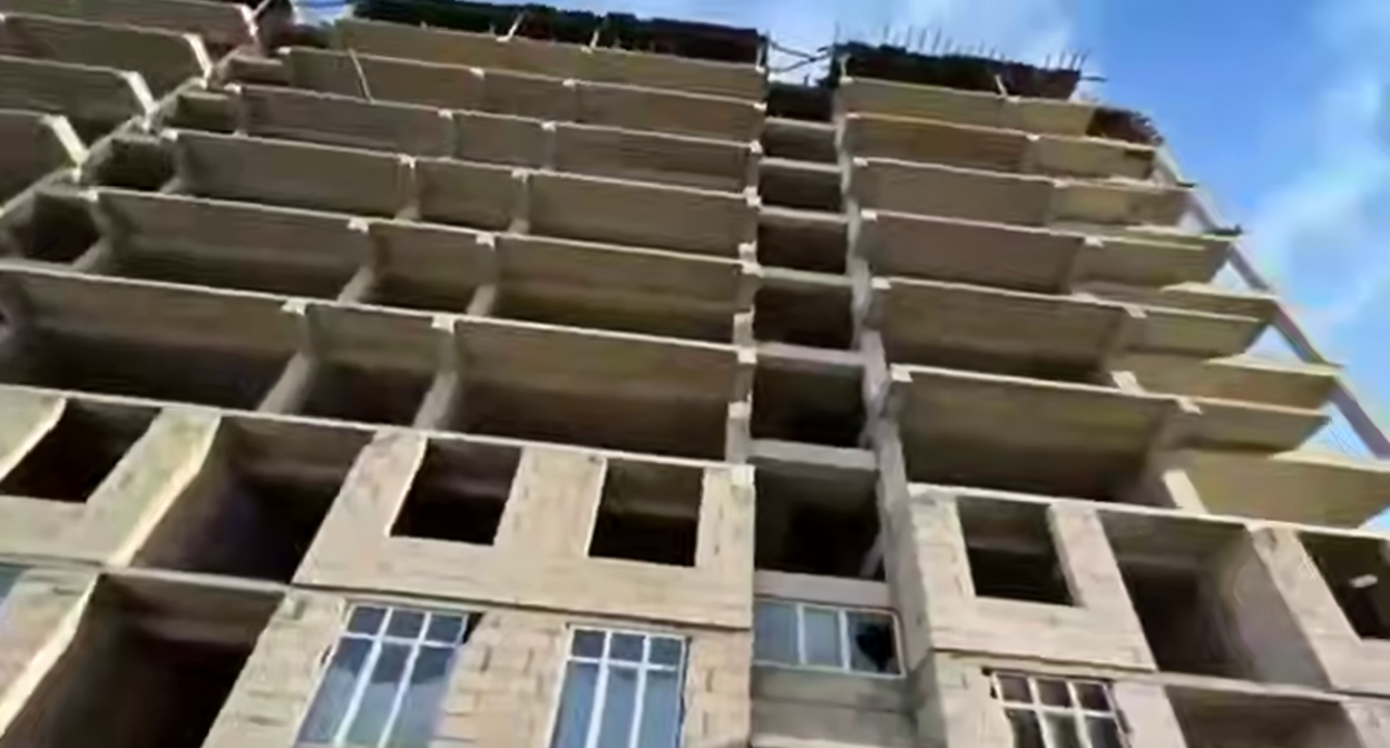 Shareholders of the "Cozy House" housing cooperative appealed to the head of Dagestan with a request to complete the building. Photo: Tut Dagestan / Telegram channel